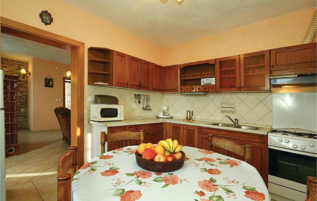 Mugeba 3 Bedroom Accommodation Porec Bagian luar foto